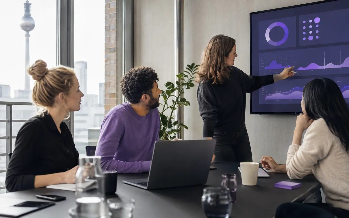 Marketing- und E-Commerce-Team bei der Arbeit mit KI-gestützten Analysen